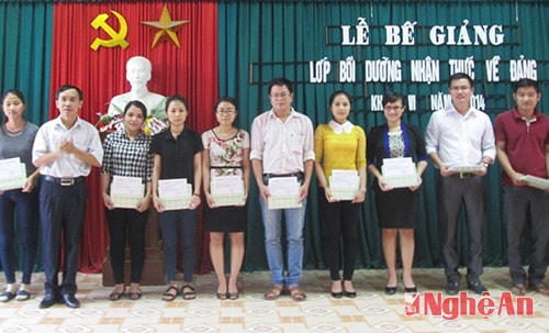 Khen thưởng các học viên có thành tích xuất sắc