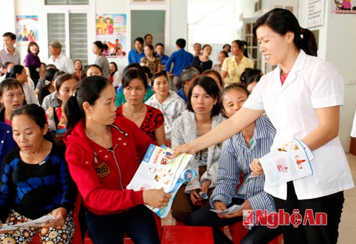 Phát tờ rơi tuyên truyền các biện pháp tránh thai cho người dân xã Diễn Kỷ (Diễn Châu). Ảnh: Thành Hưng