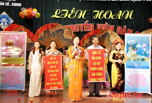 Tiểu phẩm tham gia Liên hoan tuyên truyền viên dân số cơ sở của đơn vị Thành phố Vinh.