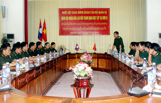 Đại tá Trịnh Văn Hùng, Bí thư Đảng ủy, Chính ủy Sư đoàn báo cao về Sư đoàn cho cán bộ quân đội nhân dân Lào về tham quan, học tập thực tế 