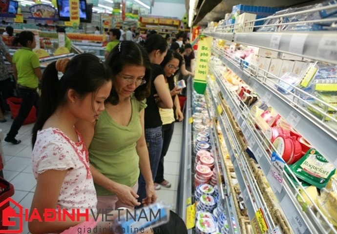 Đưa trẻ đi chợ, siêu thị để giúp con biết chi tiêu vào những việc cần thiết...