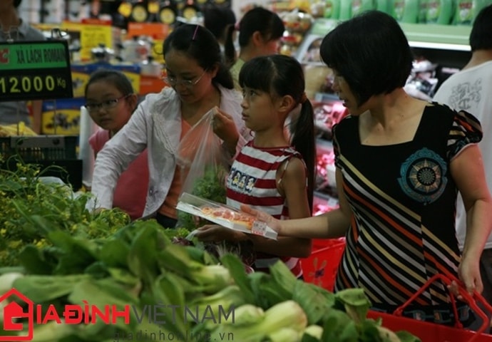Trẻ nắm giá cả, phụ huynh chỉ ra những nhu yếu phẩm cần thiết giúp trẻ nhận thức và tránh lãng phí...