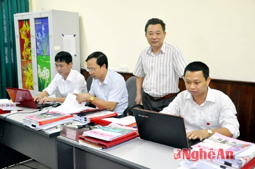 Cán bộ Ủy ban Kiểm tra Tỉnh ủy xử lý công việc tại văn phòng.  Ảnh: Thanh Lê