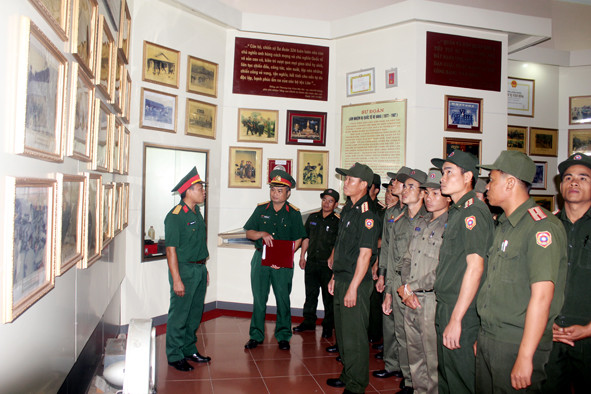 Đoàn cán bộ Quân đội Lào đang tìm hiểu truyền thống Sư đoàn 324
