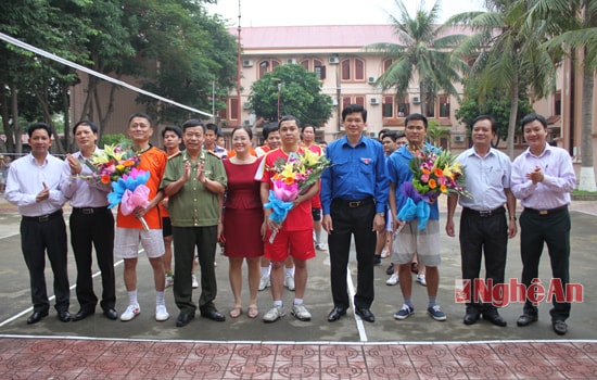 Trao giải cho các đội