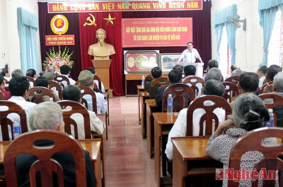 Toàn cảnh buổi tặng quà
