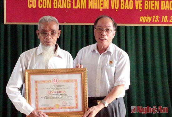 Tặng quà cho gia đình các chiến sỹ