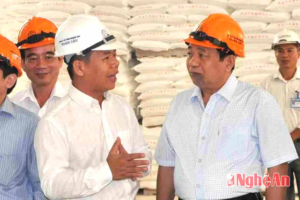 Chủ tịch trao đổi với giám đốc nhà máy bột đá