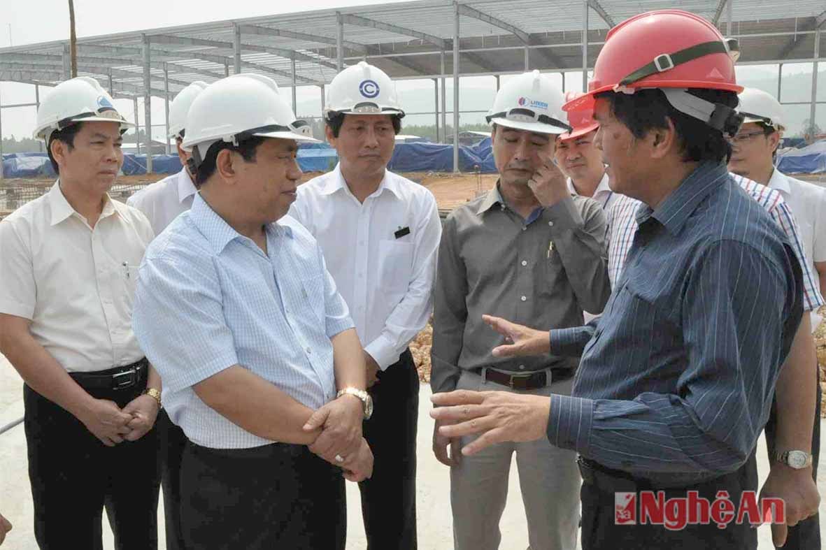 Nghe gới thiệu về nhà may