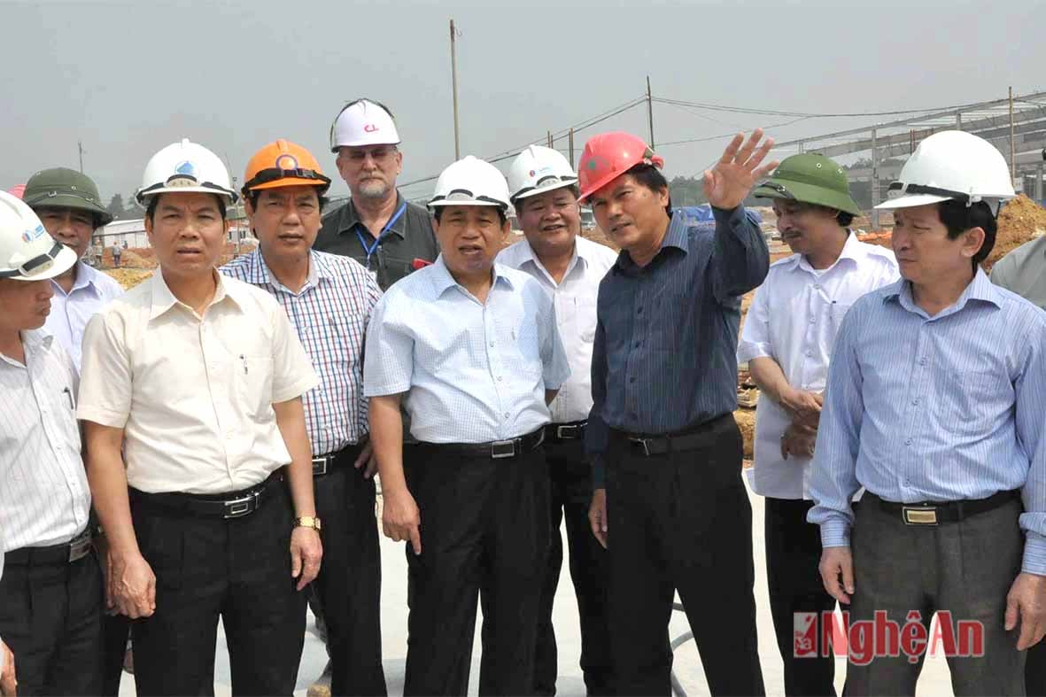 Nghe gới thiệu về tiến độ dự án