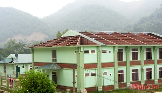 Một số khoa phòng đang được nhà thầu lợp lại mái tôn.