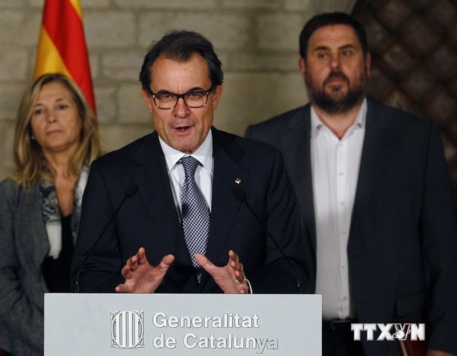 Lãnh đạo chính quyền xứ Catalonia Artur Mas (giữa) phát biểu trong buổi họp báo sau cuộc họp giữa các đảng độc lập của Catalan tại Barcelona ngày 3/10. (Nguồn: AFP/TTXVN)