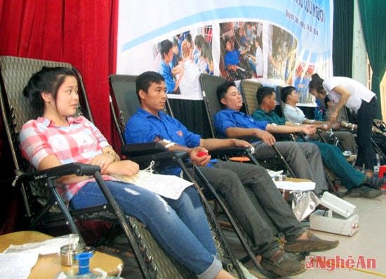 Các tình nguyện viên tham gia hiến máu