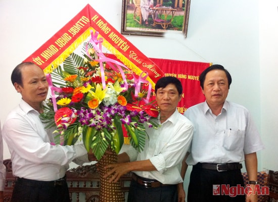 Lãnh đạo huyện tặng hoa chúc mừng