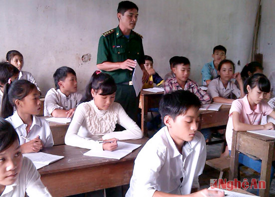 Thượng uý Lộc Văn Xao giới thiệu các nội dung luật BG Quốc gia cho các em học sinh trường THCS bản Cao Vều