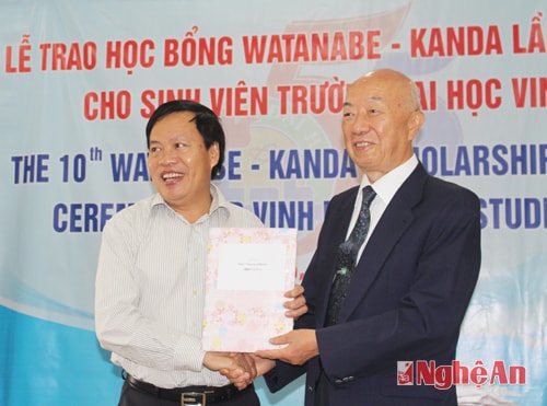 Ông  Wanatabe tặng quà lưu niệm cho Hiệu trưởng  Đinh Xuân Khoa