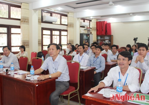 Các đại biểu dự buổi lễ trao học bổng