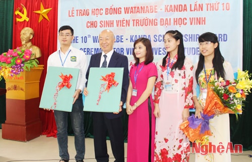 Đại diện sinh viên nhận học bổng quỹ học bổng Wanatabe - Kanda