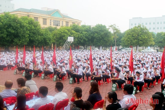 Các học sinh tham gia lễ phát động