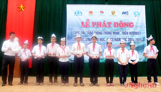Tặng quà cho 10 thí sinh tham dự cuộc thi đầu tiên