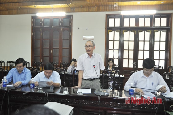 Phó Giám đốc Sở Nội vụ báo cáo tình hình tuyển dụng và sử dụng cán bộ, công chức trên địa bàn tỉnh