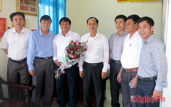 Đồng chí Lê Hồng Vinh, Bí thư Huyện ủy và lãnh đạo huyện chúc mừng Hội Nông dân