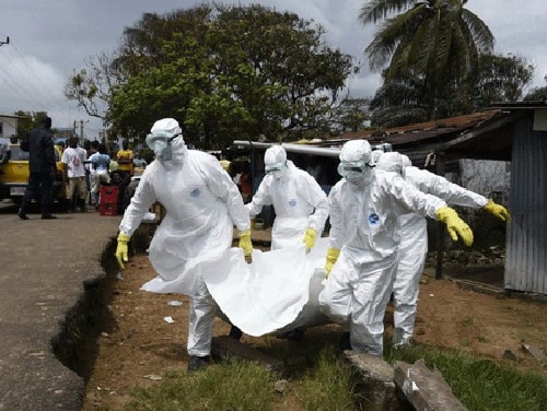 Nhân viên y tế chuyển thi thể nạn nhân của dịch Ebola tại thủ đô Monrovia, Liberia. Nguồn: AFP/TTXVN