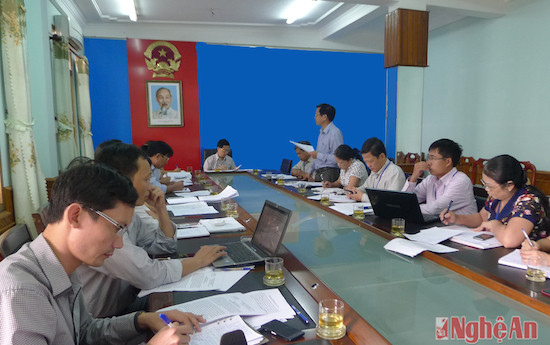 Lãnh đạo UBND huyện Yên Thành báo cáo kết quả thực hiện đầu tư xây dựng cơ bản các năm 2012, 2013, 2014