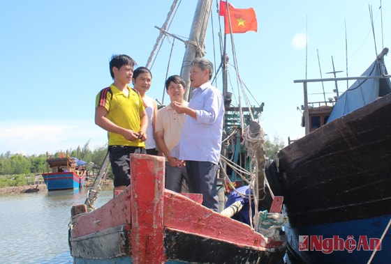 Cán bộ xã Sơn Hải (Quỳnh Lưu) tuyên truyền pháp luật cho thuyền viên trước khi ra khơi. Ảnh: Nguyên Sơn