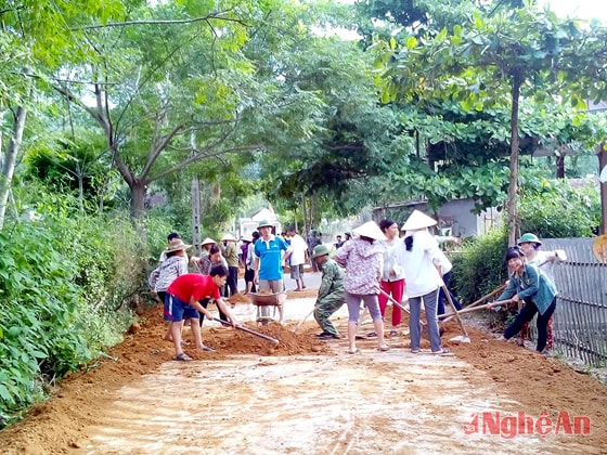 Duy tu, bảo dưỡng đường GTNT ở xã Hoa Sơn (Anh Sơn).