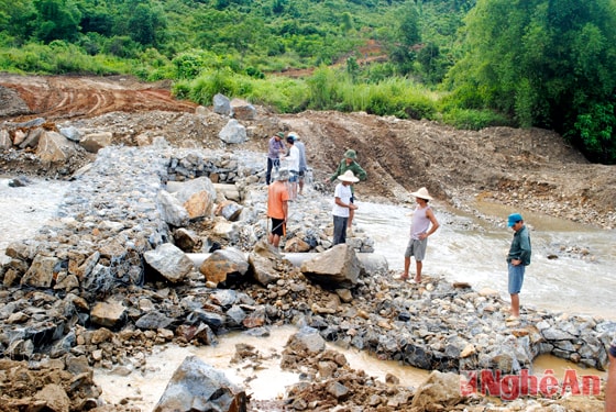 Bà con xã Tri Lễ, huyện Quế Phong kè đá khắc phục sạt lở trên dòng Nậm Chọt. Ảnh: V.T
