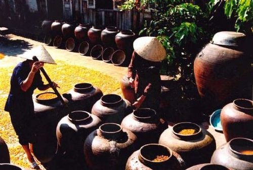Làm tương. Ảnh minh họa: TTO