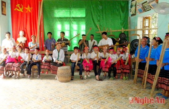 Buổi sinh hoạt của CLB dân ca, nhạc cụ dân tộc Thái bản Cằng (xã Môn Sơn - Con Cuông).