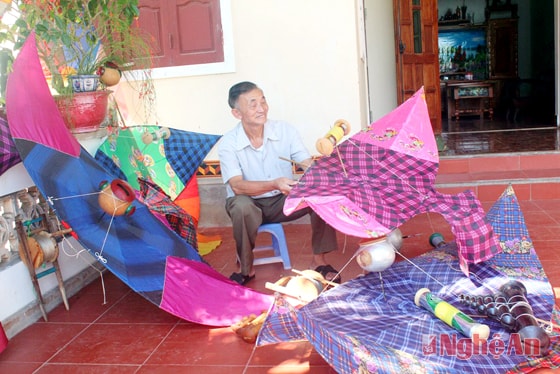 Cụ Đinh Xuân Quảng làm diều sáo.