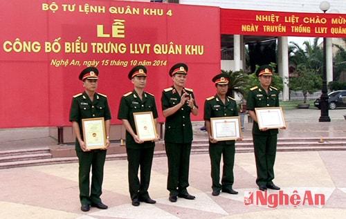 Trung tướng Nguyễn Hữu Cường – Tư lệnh Quân khu 4 trao thưởng cho các cá nhân đạt giải.