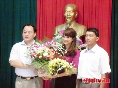 Đồng chí Lê Tiến Trị, Bí thư Thị ủy Thái Hòa tặng hoa cho các đồng chí trong Ban Dân vận Thị ủy