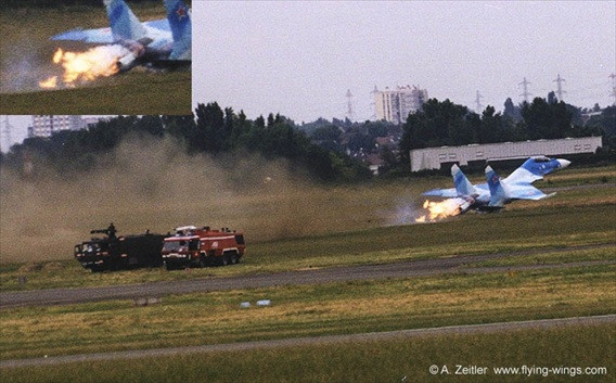 Trong số các nước sử dụng Su-30 thì Ấn Độ là nước gặp nhiều tai nạn nhất. Năm 2012, Ấn Độ đã bắt đầu lên tiếng phàn nàn về Su-30MKI, chỉ ra một số khiếm khuyết về công nghệ chế tạo trong hệ thống điều khiển điện tử và kiểm soát bay, do phía Nga không đưa ra phản ứng gì trong vụ việc trên nên Ấn Độ đã công khai những vấn đề này trước công chúng. Trong ảnh: Chiếc Su-30MKI gặp nạn tại Triển lãm Hàng không và Vũ trụ quốc tế Paris Le Bourget 1999.