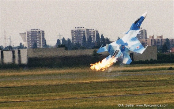 Về phía Nga, sau khi một chiếc Su-30MKI bị rơi năm 2011, các chuyên gia Nga đã phải sang tận nơi điều tra và phát hiện đa số các máy bay chiến đấu Ấn Độ đậu ngoài trời. Nga kết luận sự chiếu xạ kéo dài của các tia cực tím đã ảnh hưởng nghiêm trọng đến thân máy bay và tính năng của các thiết bị. Trong ảnh: Chiếc Su-30MKI gặp nạn tại Triển lãm Hàng không và Vũ trụ quốc tế Paris Le Bourget 1999.