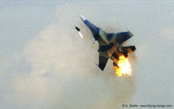 Xa hơn nữa, trong giai đoạn 1992 - 2004, công ty này cũng góp phần lớn vào các vụ tai nạn máy bay: trong số 10 chiếc Mig-21 có liên quan đến HLA (lắp ráp 2 và đại tu 8) thì có 8 chiếc bị rơi; lắp ráp 3 và đại tu 5 chiếc Jaguar thì 6 chiếc tai nạn; đại tu 4 chiếc Mirage-2000 thì cả 4 chiếc đều… đâm xuống đất; đại tu 3 chiếc Mig-29 thì cả 3 cũng rơi nốt; chiếc Su-30MKI thiệt hại năm 2009 cũng là “sản phẩm hoàn hảo” của HAL. Trong ảnh: Su-30MKI gặp nạn tại Triển lãm Hàng không và Vũ trụ quốc tế Paris Le Bourget 1999.