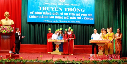 2 đội tham gia cuộc thi trong buổi truyền thông về bình đẳng giới, vì sự tiến bộ phụ nữ, chính sách lao động nữ, dân số-KHHGĐ.