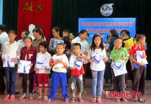 Lễ trao quà cho trẻ em khuyết tật có hoàn cảnh khó khăn trên địa bàn xã Hưng Chính.