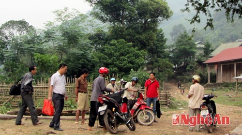 Đoàn công tác của Bệnh viện nhi, Trung tâm truyền thông giáo dục sức khỏe tỉnh và Trung tâm y tế dự phòng huyện Tương Dương trên đường vào Piếng Cọc tối 14/10.