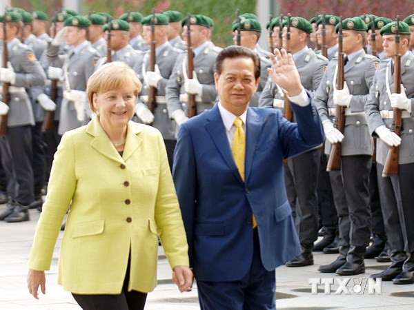 Thủ tướng Nguyễn Tấn Dũng và Thủ tướng Cộng hòa Liên bang Đức Angela Merkel tại Lễ đón. Ảnh: TTXVN