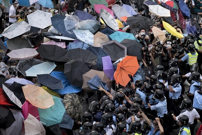 Cảnh sát Hong Kong ngăn chặn người biểu tình chiếm khu trung tâm (Nguồn: Reuters)