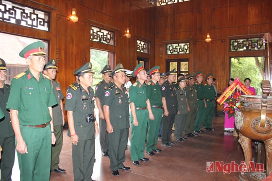 Đoàn cán bộ, học viên Học viện chính trị dâng hương tưởng niệm chủ tịch Hồ Chí Minh