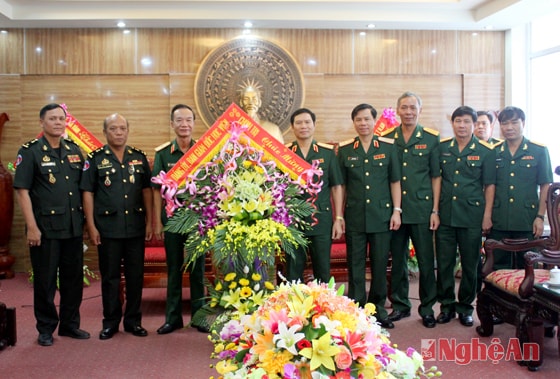Đoàn cán bộ, học viên Học viện chính trị tặng hoa chúc mừng Bộ Tư lệnh Quân khu 4 nhân kỷ niệm 69 năm ngày truyền thống