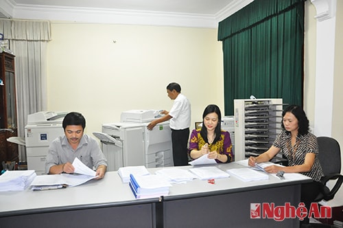 Chuẩn bị tài liệu phục vụ Hội nghị BCH Tỉnh ủy. Ảnh: Thanh Lê