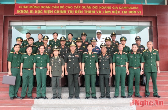 Đoàn công tác chụp ảnh lưu niệm với cán bộ, nhân viên Bộ CHQS tỉnh