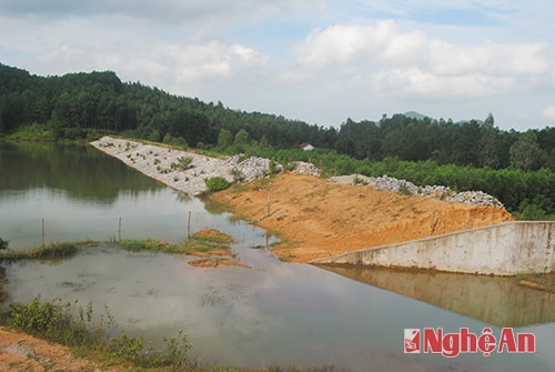 Công trình đập Bàn Vàng xây dựng dở dang.