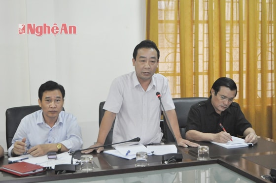 Phó giám đốc Sở Nguyễn Văn Đệ báo cáo tình hình đầu tư xây dựng cơ bản của ngành